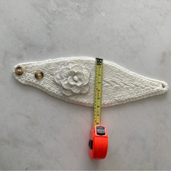 White knit headband / ear warmer, adjustable button closure, flower (hand made) - Picture 6 of 8